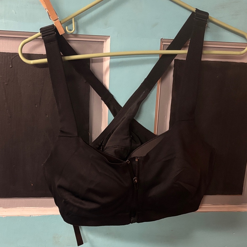 Victoria’s Secret On Point Black Cross-Back Sports Bra 38D
